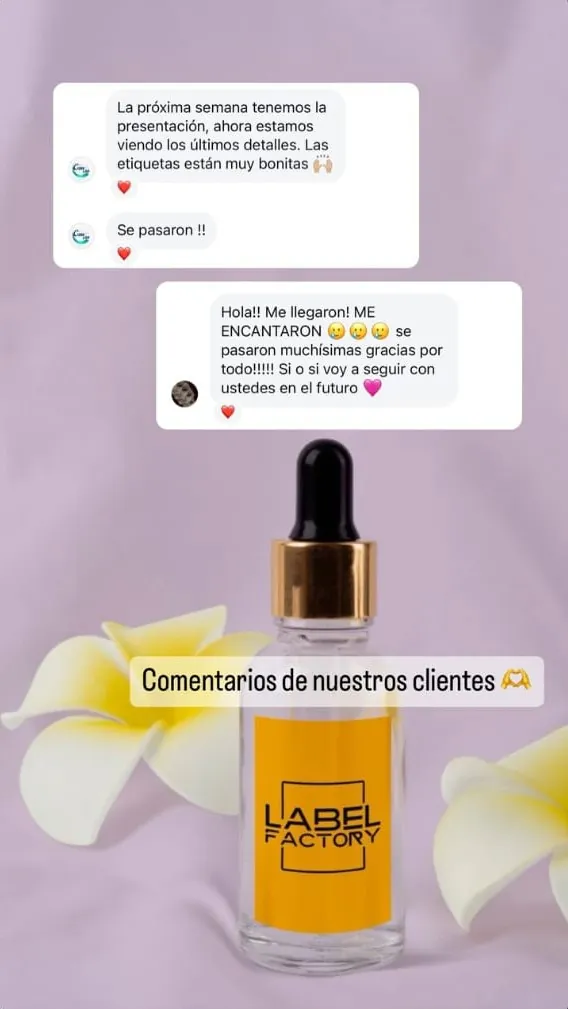 Cliente feliz con sus etiquetas de cosmética