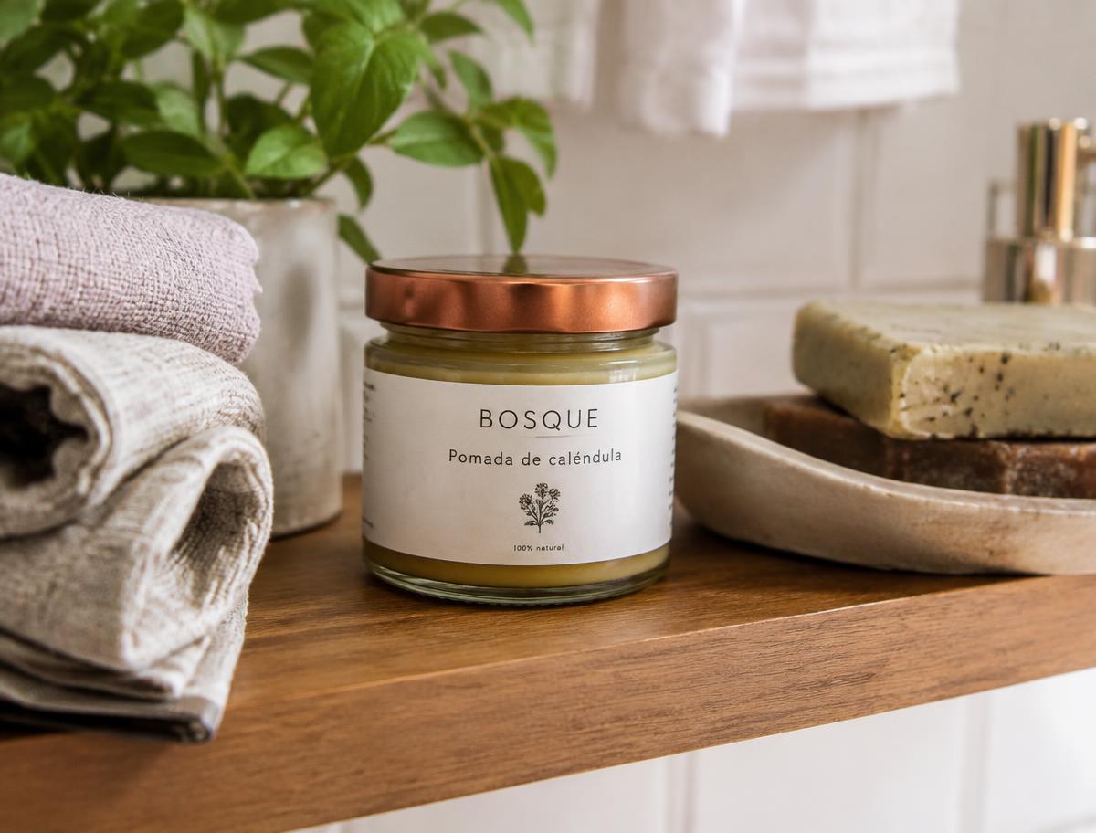 Pomada natural con etiqueta blanca